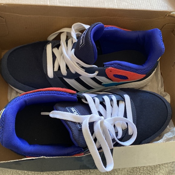 TNew Adidas enis - Picture 3 of 5